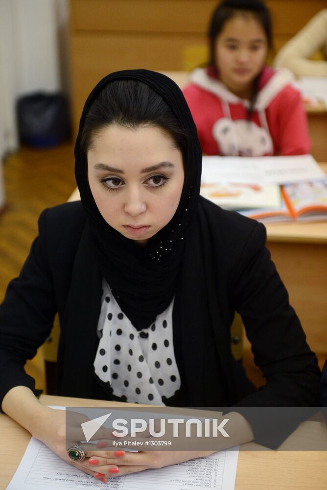 Teaching immigrants Russian