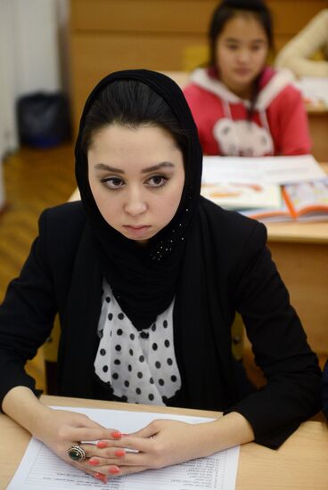 Teaching immigrants Russian