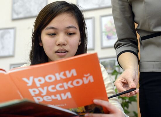 Teaching immigrants Russian