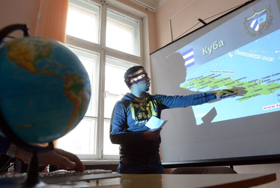 Teaching immigrants Russian