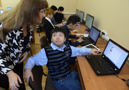 Teaching immigrants Russian