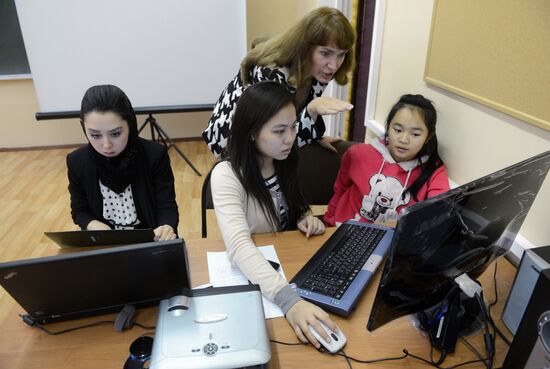 Teaching immigrants Russian