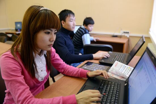 Teaching immigrants Russian