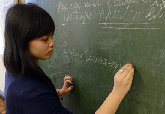 Teaching immigrants Russian
