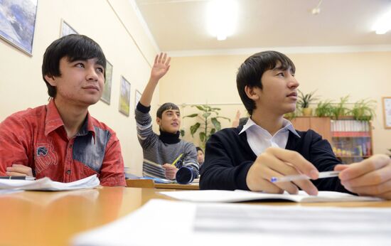 Teaching immigrants Russian