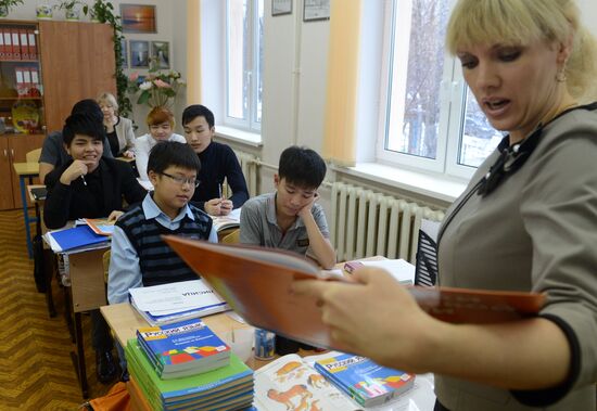 Migrant workers in Russian language training