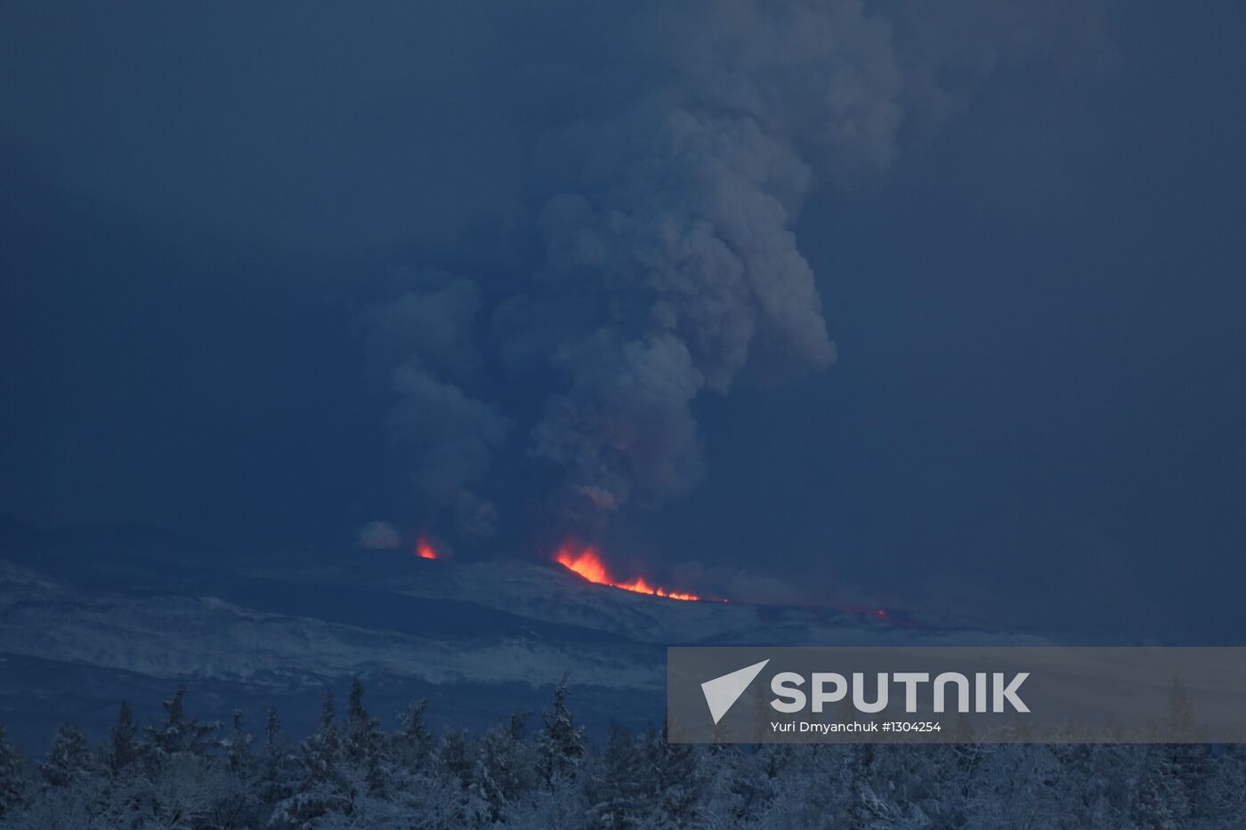 Plosky Tolbachik volcano erupting