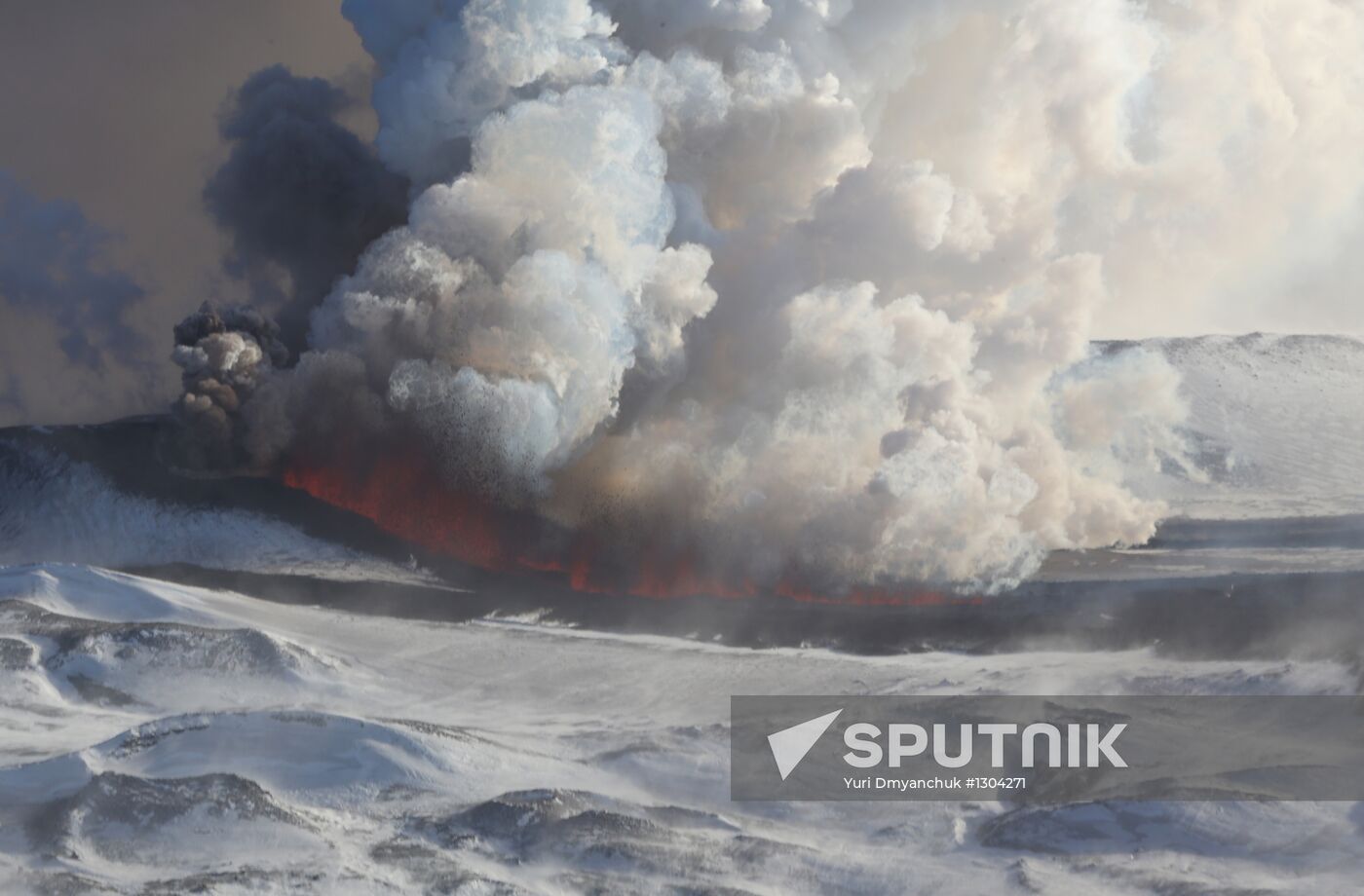 Plosky Tolbachik volcano erupting