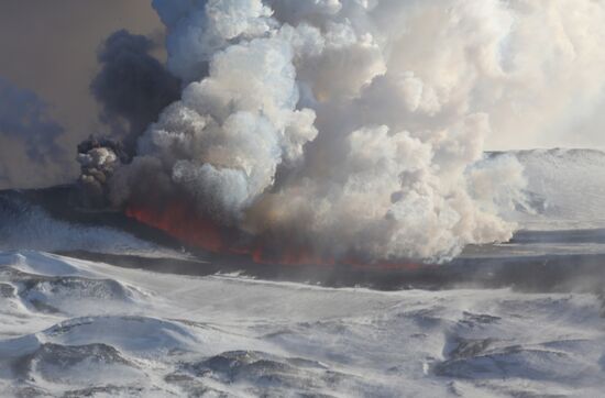 Plosky Tolbachik volcano erupting