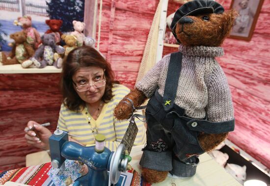 Participant in "Hello, Teddy!" exhibition