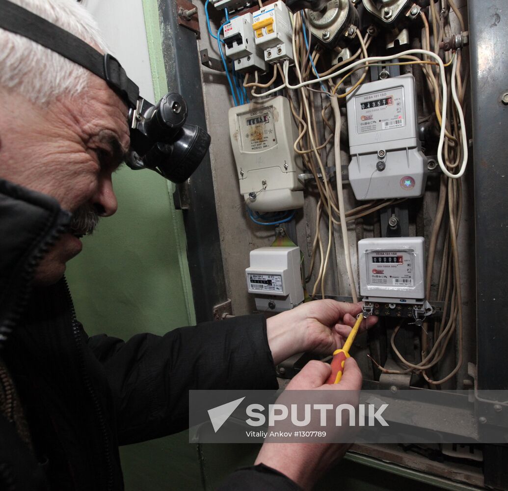 Replacing old electricity meters in Vladivostok