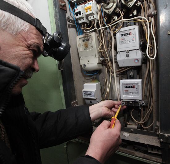 Replacing old electricity meters in Vladivostok