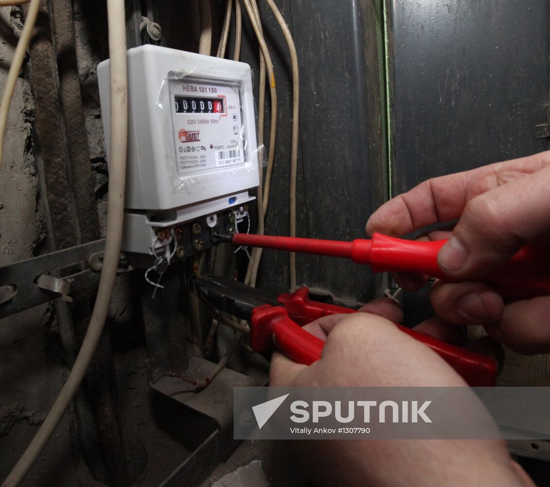 Replacing old electricity meters in Vladivostok