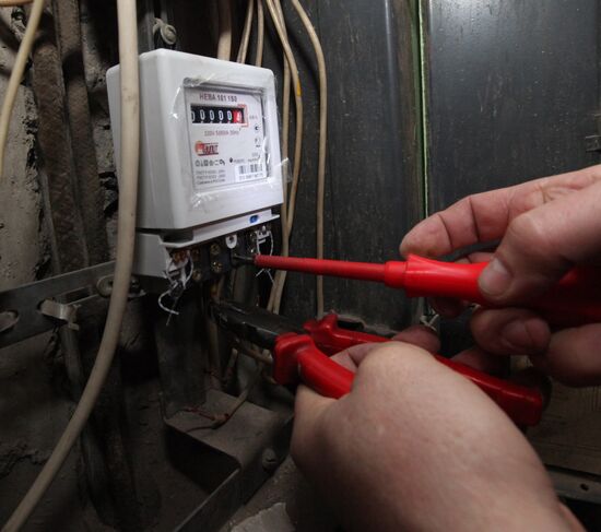 Replacing old electricity meters in Vladivostok