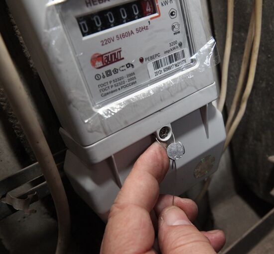 Replacing old electricity meters in Vladivostok