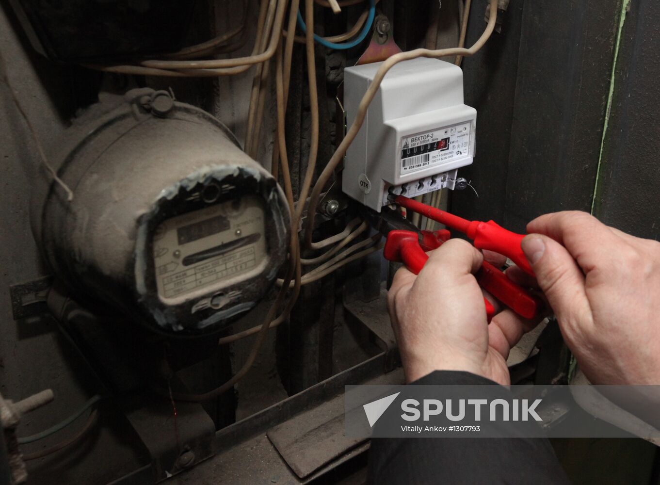 Replacing old electricity meters in Vladivostok