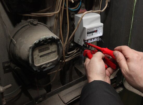 Replacing old electricity meters in Vladivostok