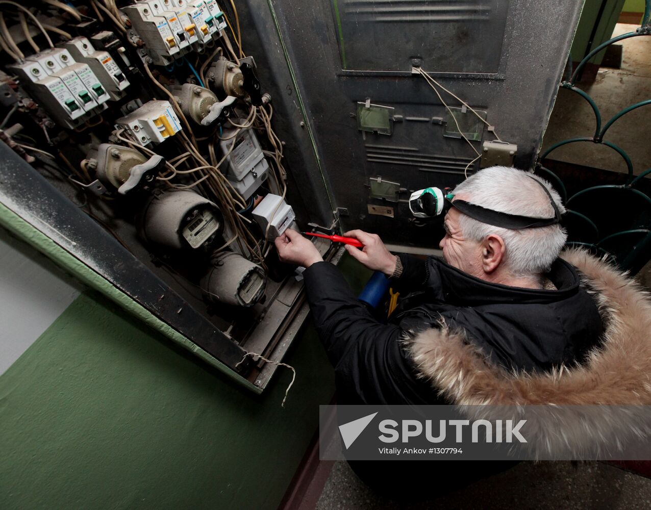 Replacing old electricity meters in Vladivostok