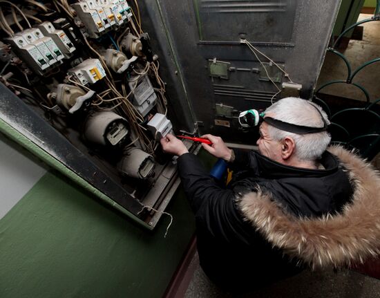 Replacing old electricity meters in Vladivostok