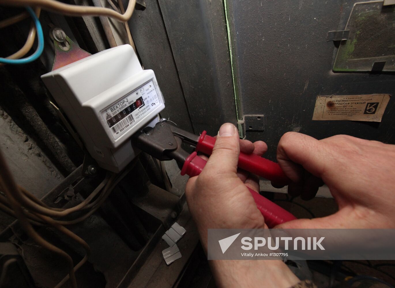 Replacing old electricity meters in Vladivostok