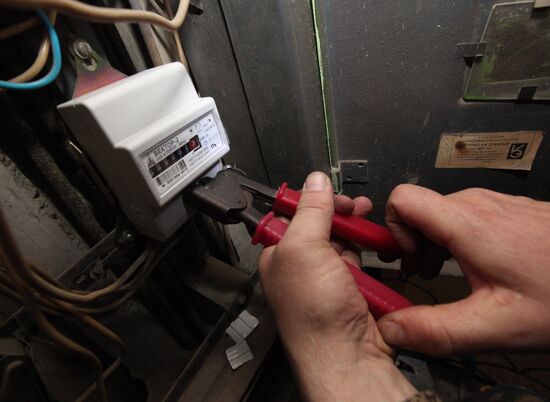 Replacing old electricity meters in Vladivostok