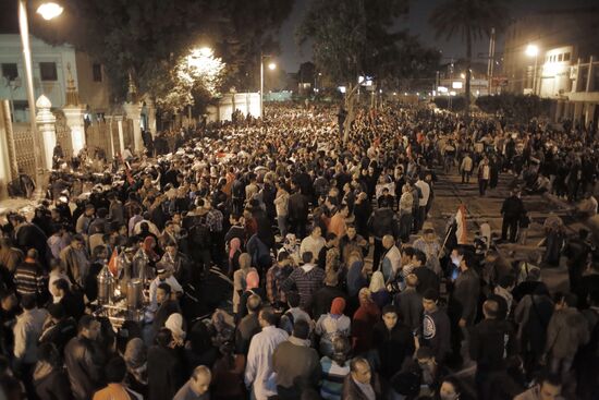 Opposition break through cordon off Morsi's residence