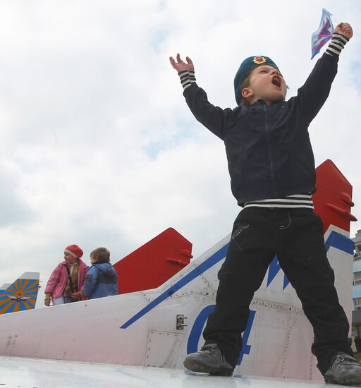 Celebrating 20th anniversary of Swifts aerobatic team