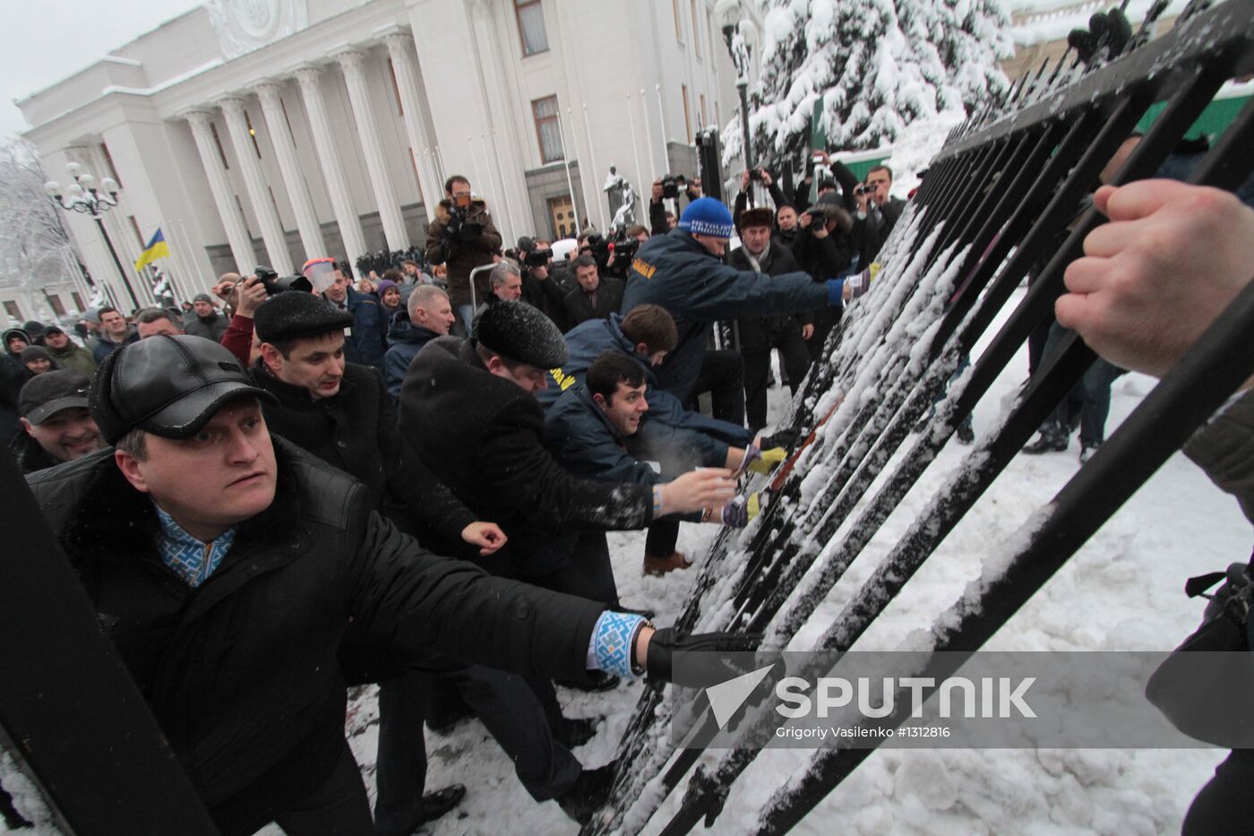 First session of Verkhovna Rada 7th convocation