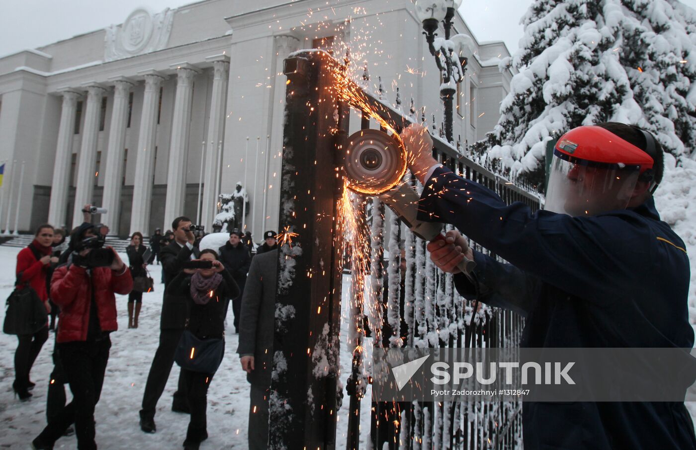 First session of Verkhovna Rada 7th convocation