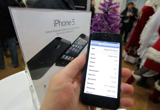 Apple's iPhone 5 goes on sale in Russia
