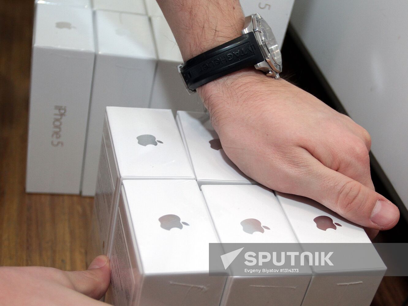Apple's iPhone 5 goes on sale in Russia