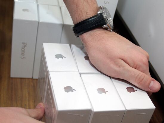 Apple's iPhone 5 goes on sale in Russia
