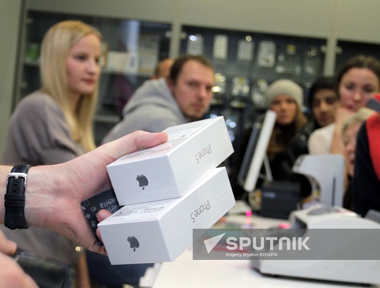 Apple's iPhone 5 goes on sale in Russia