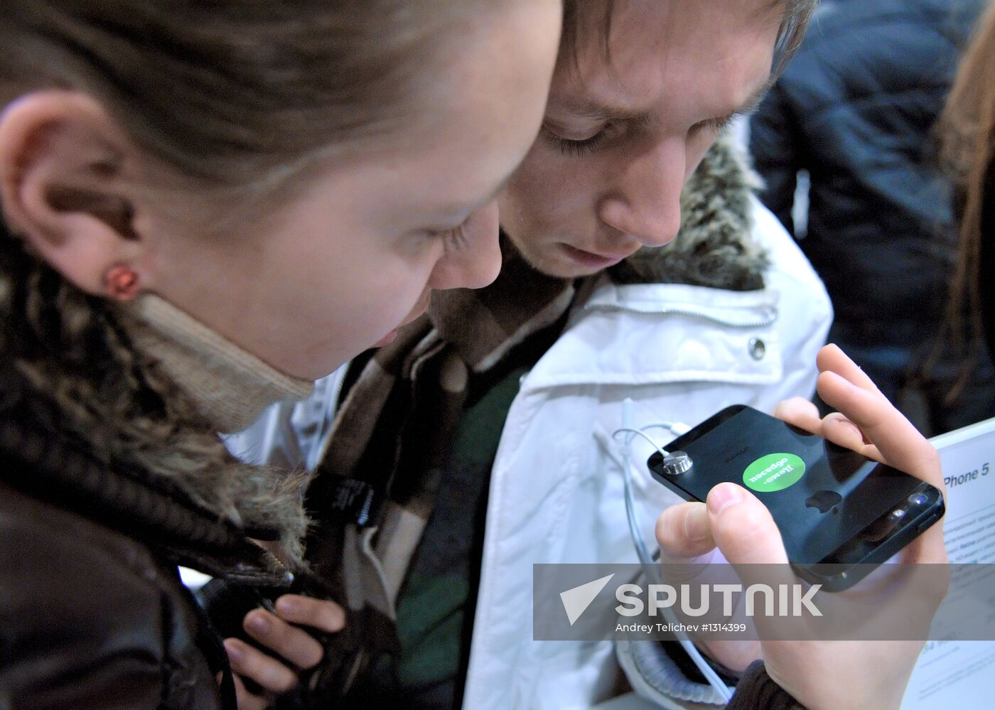 Apple's iPhone 5 goes on sale in Russia