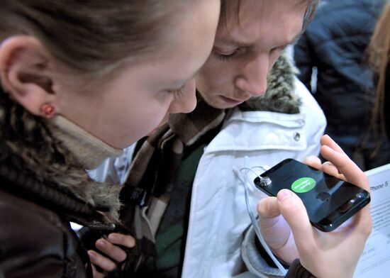 Apple's iPhone 5 goes on sale in Russia