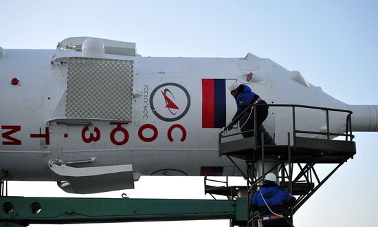 Soyuz-FG rocket with Soyuz TMA-07M spacecraft moved to pad