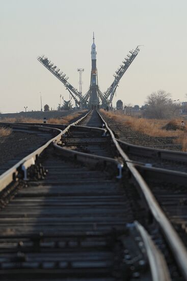 Soyuz-FG rocket with Soyuz TMA-07M spacecraft moved to pad