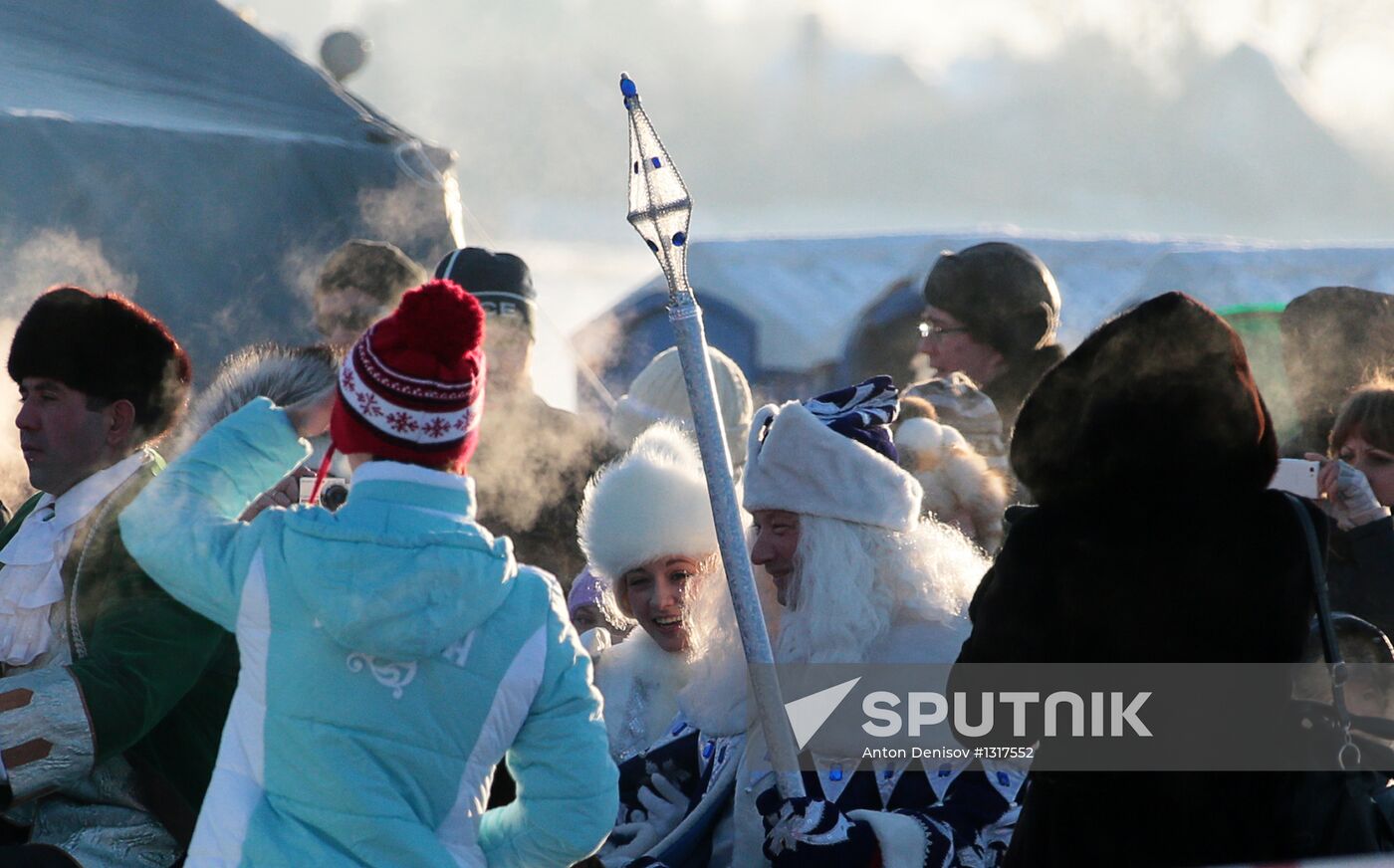 Cutting down the main holiday tree in Moscow suburbs