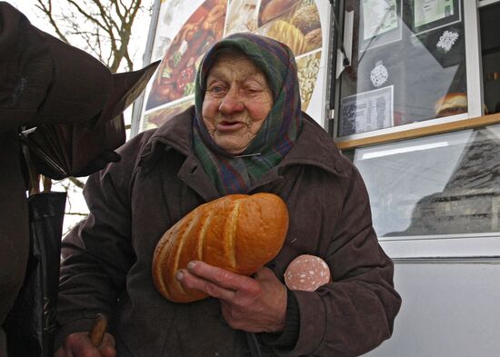 Shop on wheels with Ded Moroz