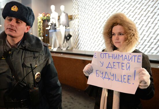 Single-person pickets near Russian State Duma