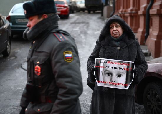 Single-person pickets near Russian State Duma