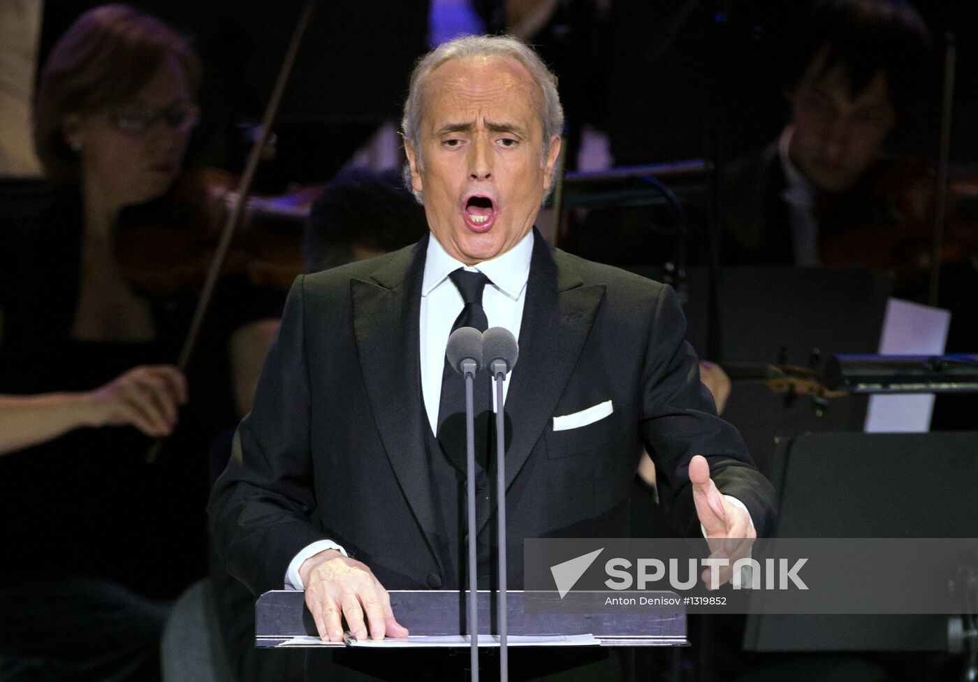 Placido Domingo, Jose Carreras give charity concert in Moscow