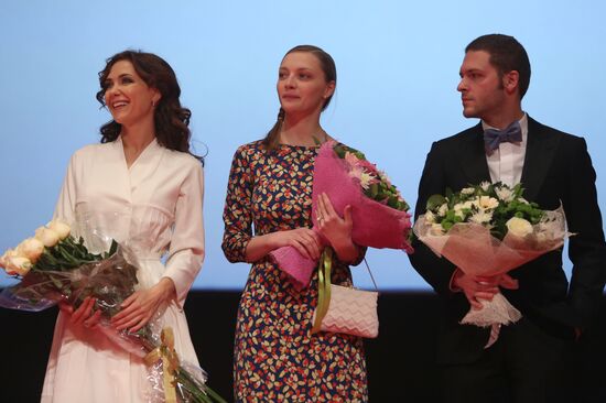 "Happy New Year, Mothers!" film premiere