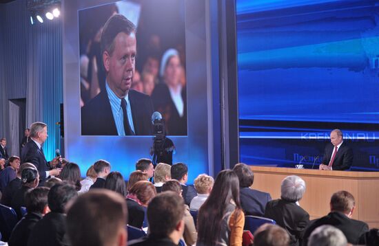 Vladimir Putin gives news conference