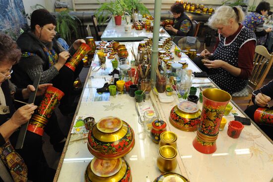 Work of Khokhlomskaya Rospis factory in Nizhny Novgorod Region