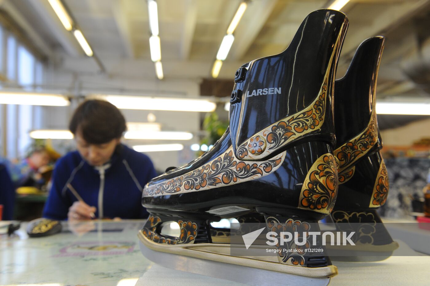 Work of Khokhlomskaya Rospis factory in Nizhny Novgorod Region