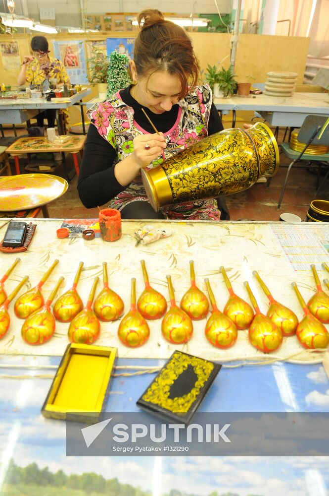 Work of Khokhlomskaya Rospis factory in Nizhny Novgorod Region