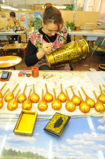 Work of Khokhlomskaya Rospis factory in Nizhny Novgorod Region