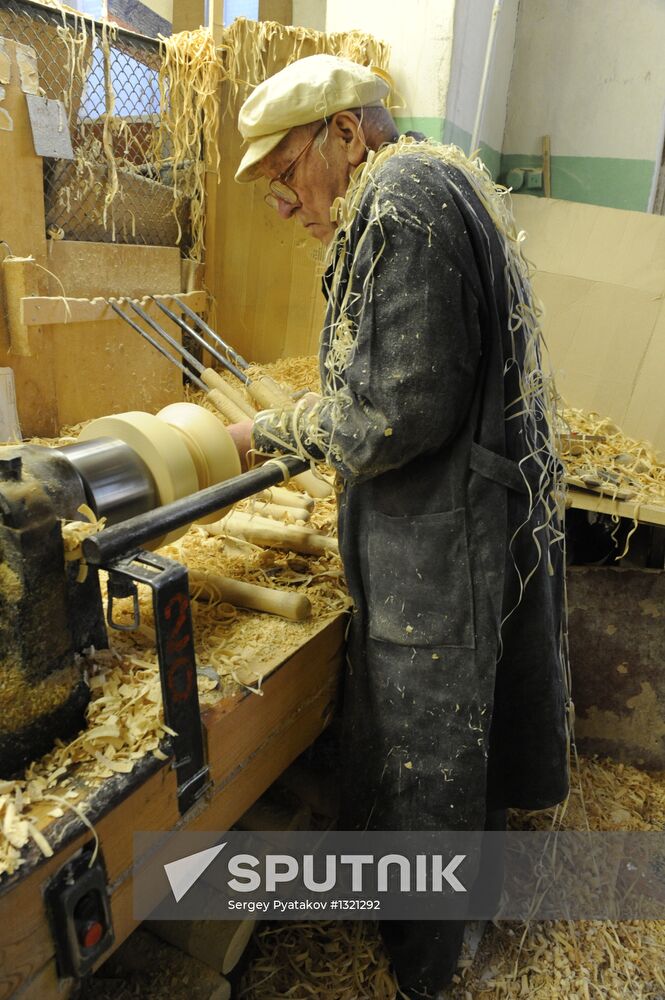 Work of Khokhlomskaya Rospis factory in Nizhny Novgorod Region