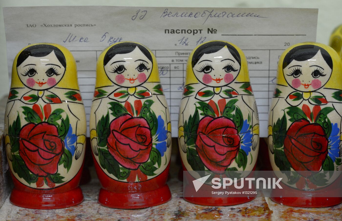 Work of Khokhlomskaya Rospis factory in Nizhny Novgorod Region
